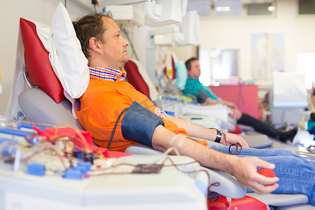 献血时的献血者。