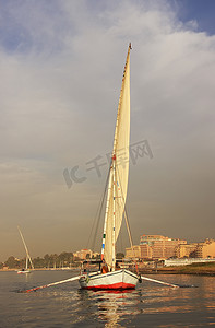 三桅小帆船摄影照片_航行在卢克索尼罗河上的三桅帆船