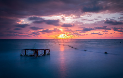 七彩夕阳下的海景与空笼