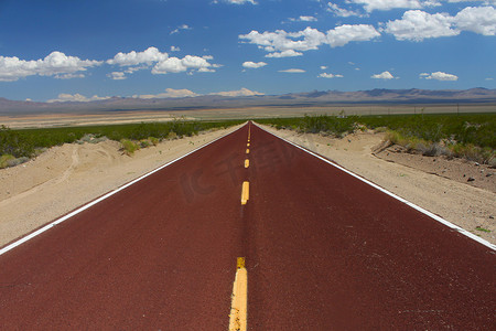 穿越莫哈韦沙漠的漫长道路
