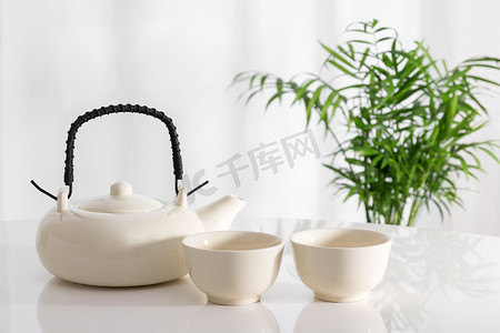 桌上的陶瓷茶壶和杯子