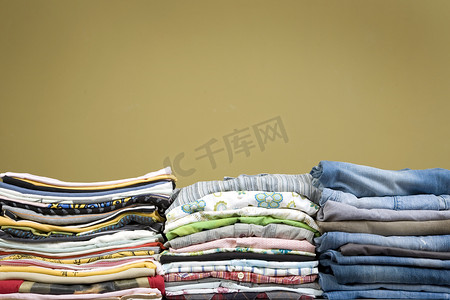 堆积的物品摄影照片_彩色堆叠衣服