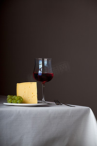 葡萄片摄影照片_一块奶酪，一串葡萄和红酒