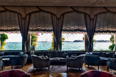 酒店休息室和湖景