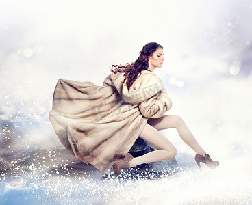 时尚美丽的冬季女人在豪华毛皮貂皮大衣