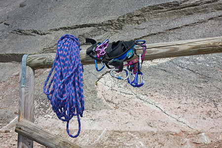 登山装备摄影照片_岩石上的登山装备