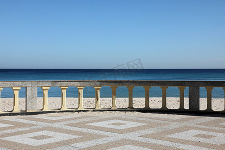 简单海边摄影照片_突尼斯苏塞传统海滨度假胜地的海滨长廊和海滩