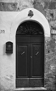 古代大红门摄影照片_意大利比萨的旧红门