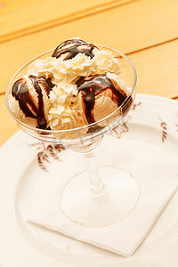 巧克力糖浆冰淇淋