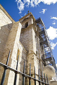 阿尔卡拉德埃纳雷斯大教堂，在修复中