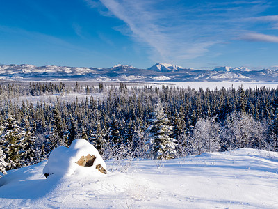 加拿大育空地区结冰的拉贝格湖风景如画的冬天