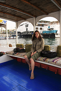 在卢克索尼罗河乘坐三桅帆船游轮的年轻游客