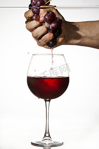 压榨摄影照片_手工压榨红葡萄酿造葡萄酒