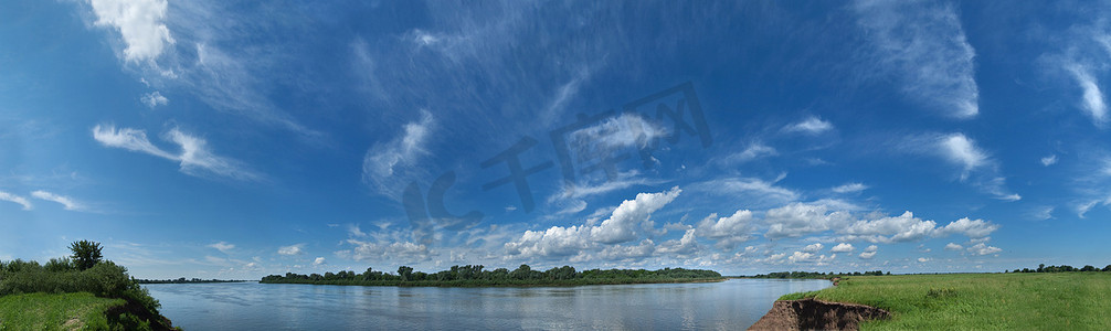 天空深蓝摄影照片_夏季河流和深蓝天空的全景视图