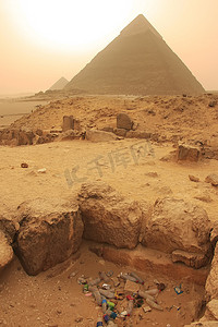 胡夫金字塔摄影照片_开罗哈夫拉金字塔附近的垃圾堆