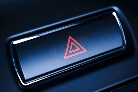 车辆，带有可见红色三角形的汽车危险警告闪光灯按钮。