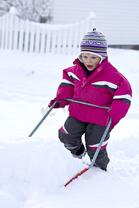 铲雪摄影照片_铲雪的孩子