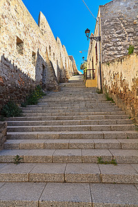 Carloforte 的楼梯和古城墙