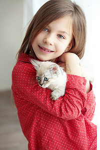 女孩猫咪摄影照片_儿童与小猫咪