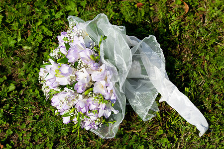 新娘捧花摄影照片_躺在草地上的新娘捧花