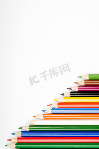 彩色铅笔集合白色背景投射的阴影