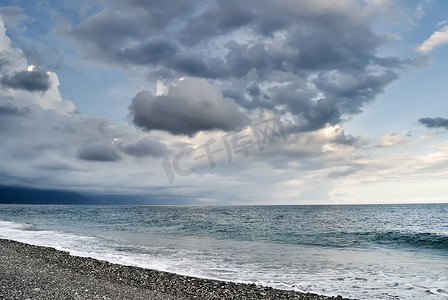 天气云朵摄影照片_恶劣天气下的海景画