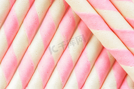 粉红色条纹威化饼卷背景。