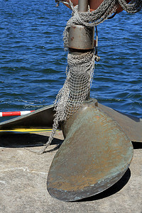 外网摄影照片_放置在码头的船螺旋桨