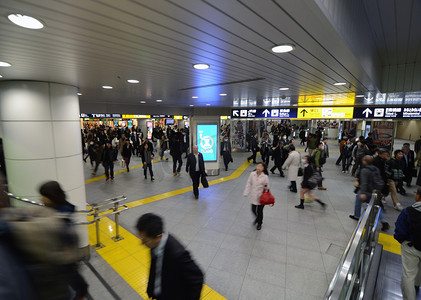 交通标识摄影照片_日本横滨11月27日人们穿过横滨火车站