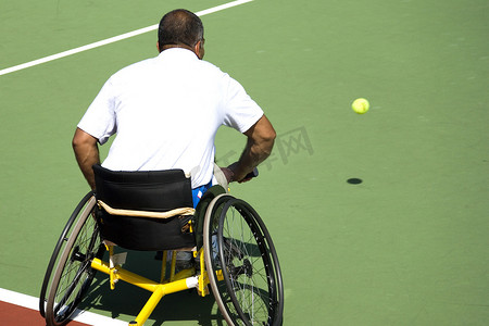 残疾人运动摄影照片_轮椅网球残疾人男子组