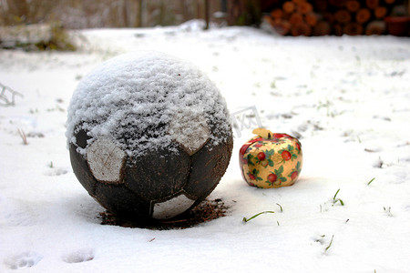 圣诞苹果和雪地里的足球