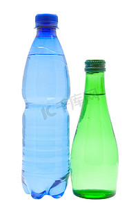 瓶装水隔离在白色