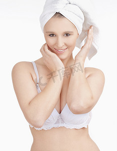 福利人物摄影照片_漂亮年轻女子微笑着头戴毛巾