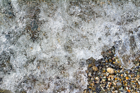 小清晰海边摄影照片_海边的小海石，覆盖着海浪。