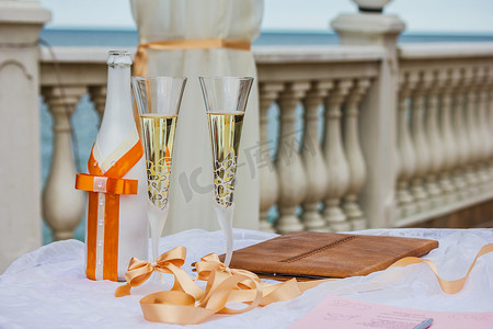 婚礼 在户外婚礼上的香槟酒杯。