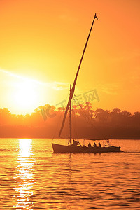 Felucca 船在日落时在尼罗河上航行，卢克索