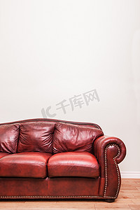 空白墙前的豪华红色皮沙发