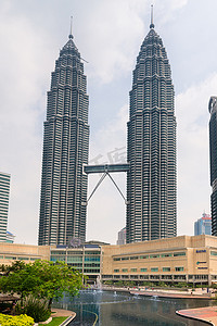 双子桥摄影照片_双子塔和交响乐湖在吉隆坡