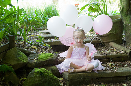 小女孩在森林花园过生日时打扮成童话般的芭蕾舞公主