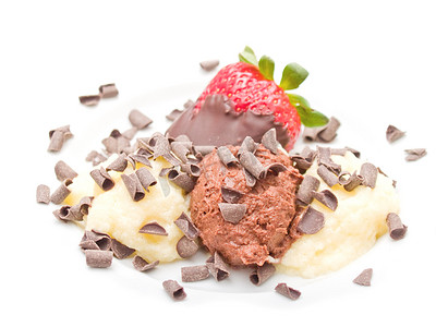水果新鲜不新鲜摄影照片_巧克力薄片冰淇淋甜品