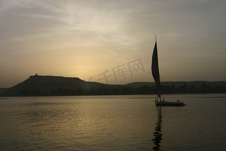 Felucca 在埃及阿斯旺的尼罗河日落时航行