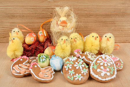 复活节装饰、姜面包、鸡肉和彩蛋