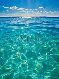 夏天海水背景图片_碧绿海水水面大海天空摄影背景