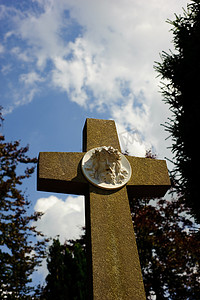 十字架与耶稣雕塑