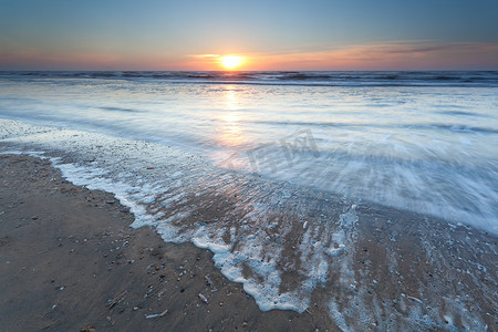 北海沙滩上的金色夕阳
