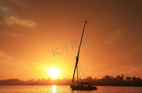 卢克索日落时尼罗河上的费鲁卡帆船
