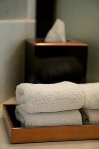 酒店浴室里的一堆毛巾