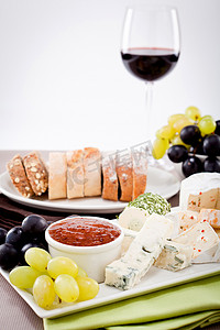 餐盘美食美食摄影照片_奶酪盘配葡萄和葡萄酒晚餐
