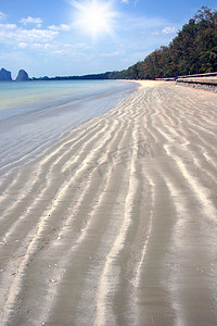 海浪形态在海滩上吹起沙子