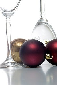香槟酒杯和圣诞装饰品